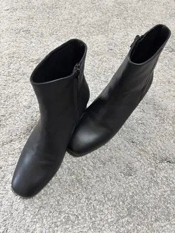 SHIPS FAEDA 블랙 지퍼 부츠 중간 힐