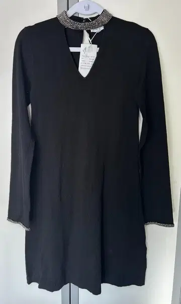 WAREHOUSE (웨어하우스) 비즈 장식의 블랙 긴팔 원피스