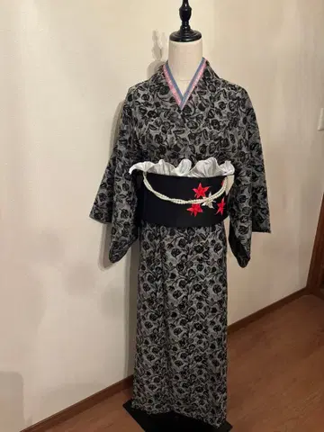 블랙과 그레이의 튤립 코몬 기모노