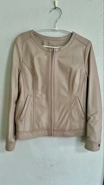 양가죽 베이지 노카라 자켓 부드러운 질감 따뜻합니다. 라이더스 M