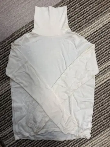 말유나이티드애로우즈 터틀넥 니트