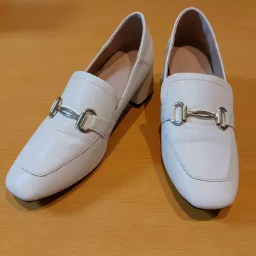 화이트 로퍼 메탈 버클 포함