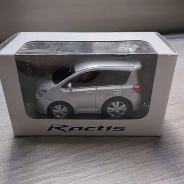 도요타 락티스 실버 메탈릭 풀백카