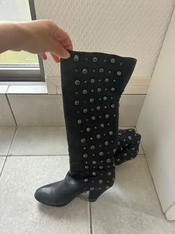 스터드 장식 블랙 가죽 롱 부츠