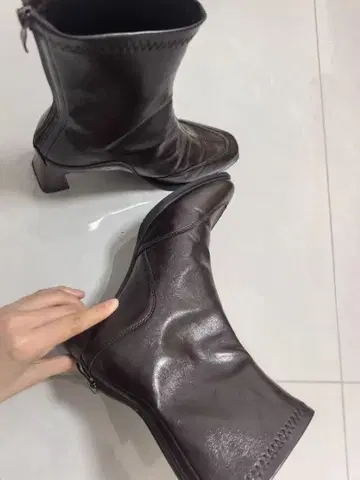 다크 브라운 가죽 부티 중간 힐