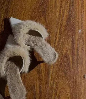 퍼 달린 화이트 스틸레토 하이힐