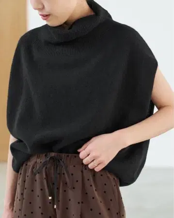 Spick and Span 오프 터틀 니트 베스트 블랙