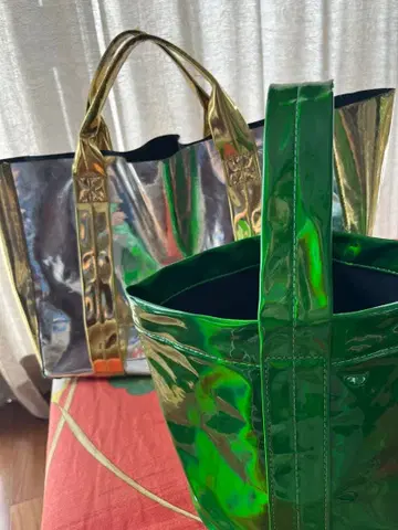 burself 미러 토트 콤비는 덤