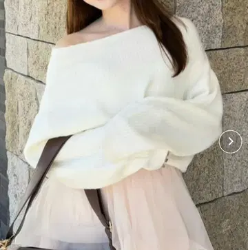 리엔다 오프숄더 화이트 니트 스웨터