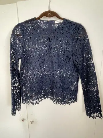 SPICK AND SPAN 네이비 레이스 상의