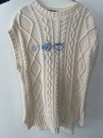 자수 핸드메이드 케이블 짜임 니트 베스트