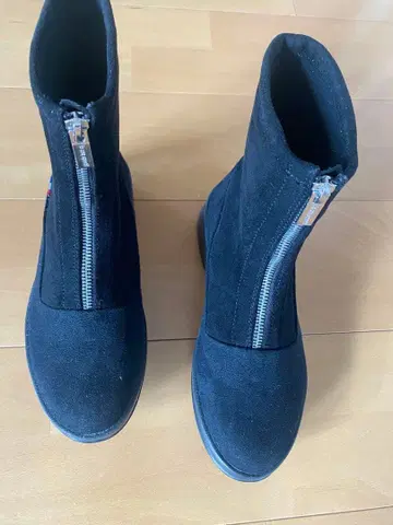 블랙 스웨이드 부츠 앞 지퍼 포함