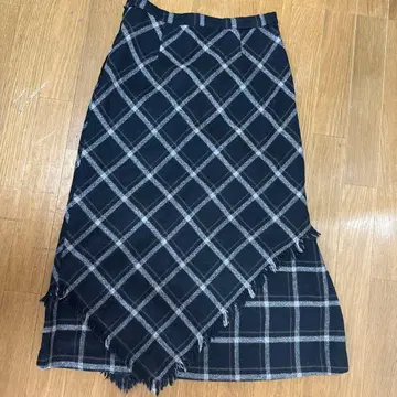 비대칭 프린지 체크 스커트