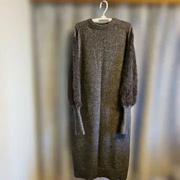 MURUA 퍼 포함 그레이 긴팔 니트 원피스 맥시 길이