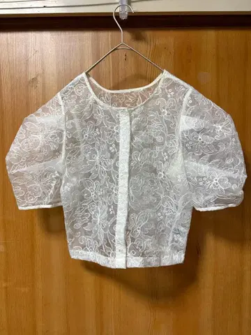 wcloset 더블 클로젯 플라워 자수 퍼프 슬리브 블라우스