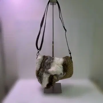 퍼와 뜨개질 소재의 숄더백