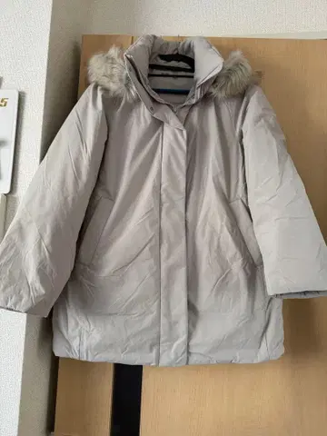 UNIQLO 라이트 그레이 다운 자켓 퍼 포함