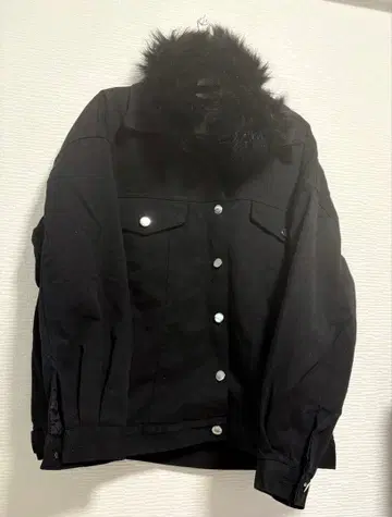 퍼가 달린 블랙 캐주얼 데님 자켓