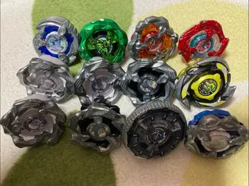 베이블레이드 12개와 와인더 런처 세트