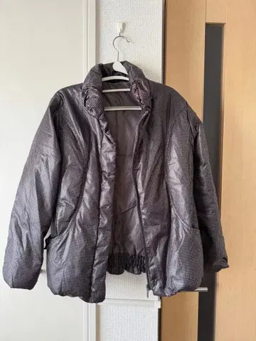 그레이 계열 체크 무늬 다운 자켓