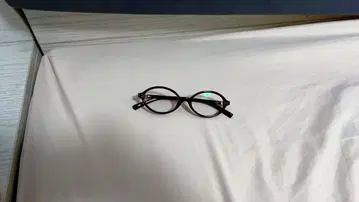 브라운 오벌 프레임 안경