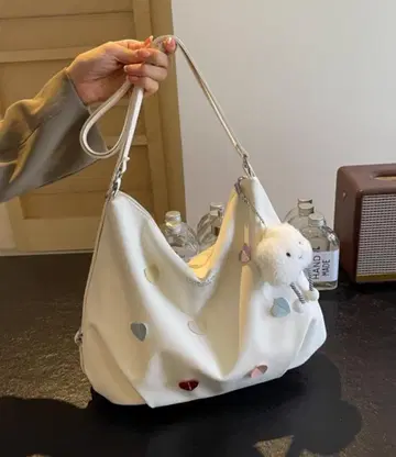 하트 장식 화이트 숄더백