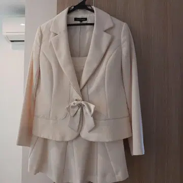 아이보리 자켓과 플레어 스커트 세트