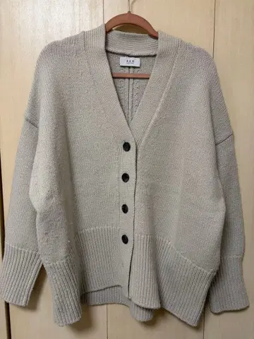 AER 베이지 버튼 가디건