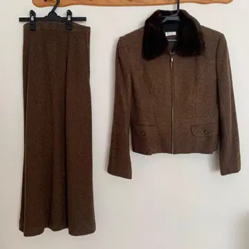 브라운 퍼가 달린 재킷과 스커트 세트