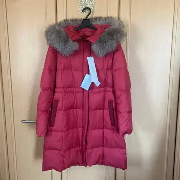 퍼 달린 빨간색 롱 다운 자켓