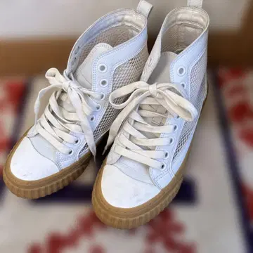 화이트 메쉬 하이컷 스니커즈