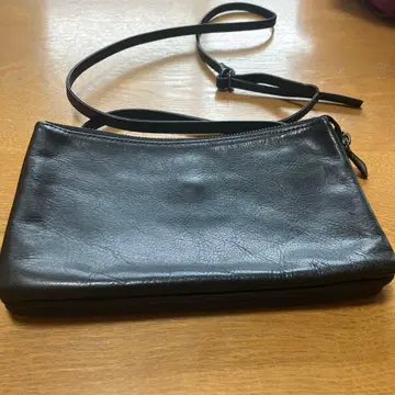 비 스태프 블랙 가죽 숄더백