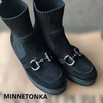미네통카 블랙 사이드 고어 부츠 7.5