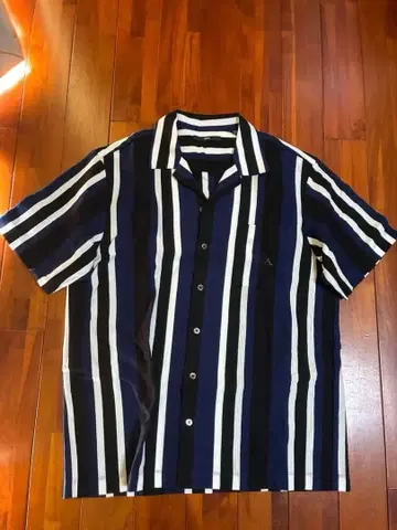 네이비와 화이트 스트라이프 반팔 셔츠
