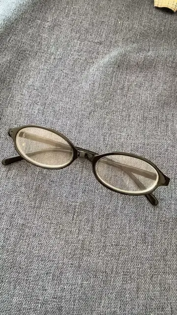 블랙 오벌 프레임 안경