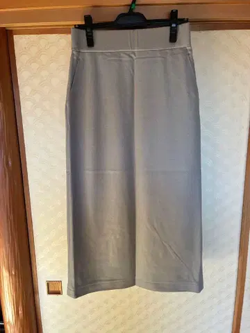 그레이 타이 스커트 슬릿 포함