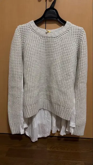 화이트 레이어드 니트 스웨터