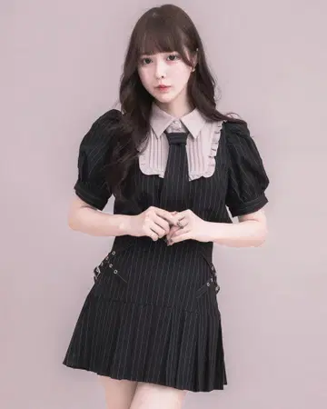 pium 넥타이 포함 스퀘어 프릴 상의 사이드 벨트 플리츠 미니 스커트