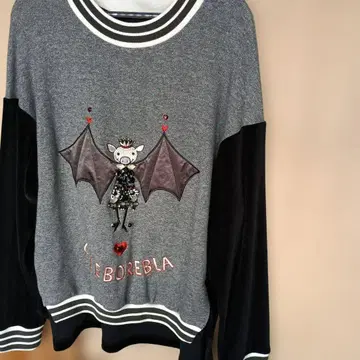 박쥐 모티브 맨투맨 상의