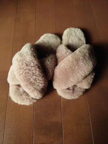 EMU Australia 베이지 퍼 샌들 23cm