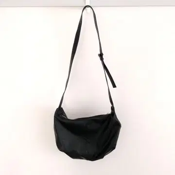 nugu 하프문 크로스백 블랙 숄더백