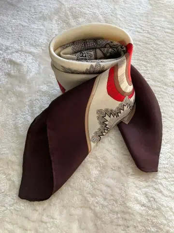 아이보리와 브라운의 스카프 정사각형