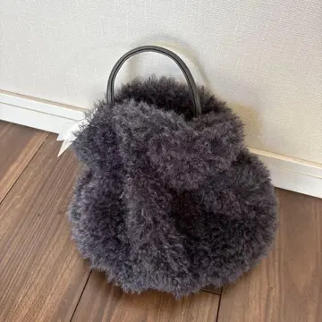 미사용 새상품 퍼 소재 그레이 핸드백