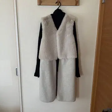 퍼 달린 베이지 롱 베스트