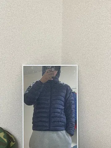 네이비 후드 부착 다운 자켓