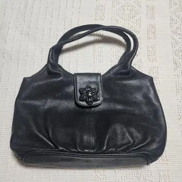 블랙 가죽 핸드백 꽃 장식 포함