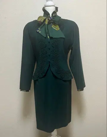 jun ashida 다크 그린 수트와 블라우스 세트