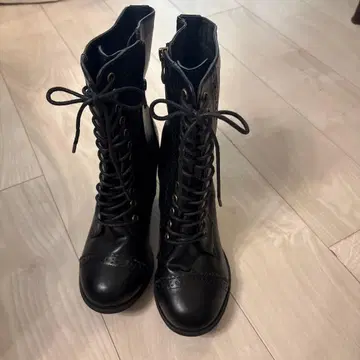 블랙 가죽 레이스업 부츠