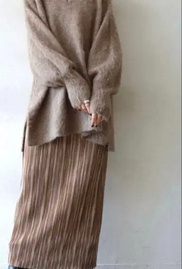 베이지 V넥 스웨터 모헤어풍