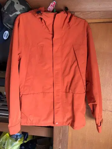 오렌지 후드 부착 마운틴 후드티